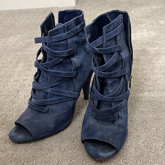 Vince Camuto - Picture 3 of 3